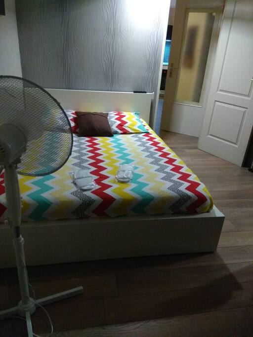 chambre avec TV et accès terrasse