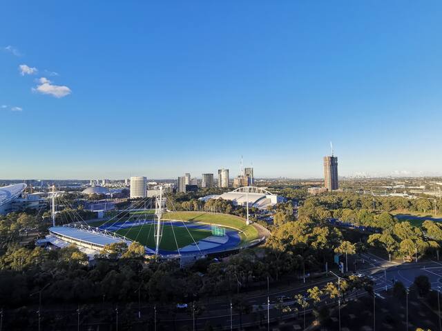 Views of Sydney Skyline 2BR – POOL & GYM gallery image 2