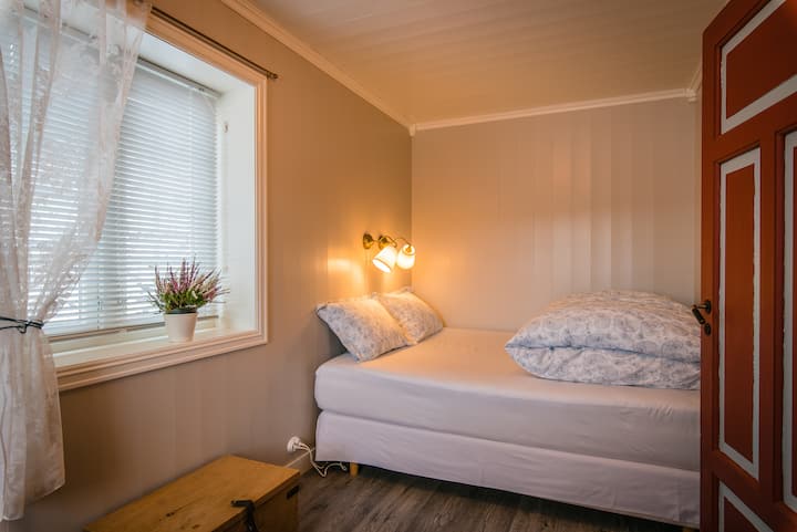 ชั้น 1: ห้องนอนพร้อมเตียงคู่ 1 หลังพร้อมผ้านวมและหมอนอุ่นสบาย 
ระบบทำความร้อนใต้พื้นเตียงเดี่ยว 1 หลัง (ภาพถัดไป)