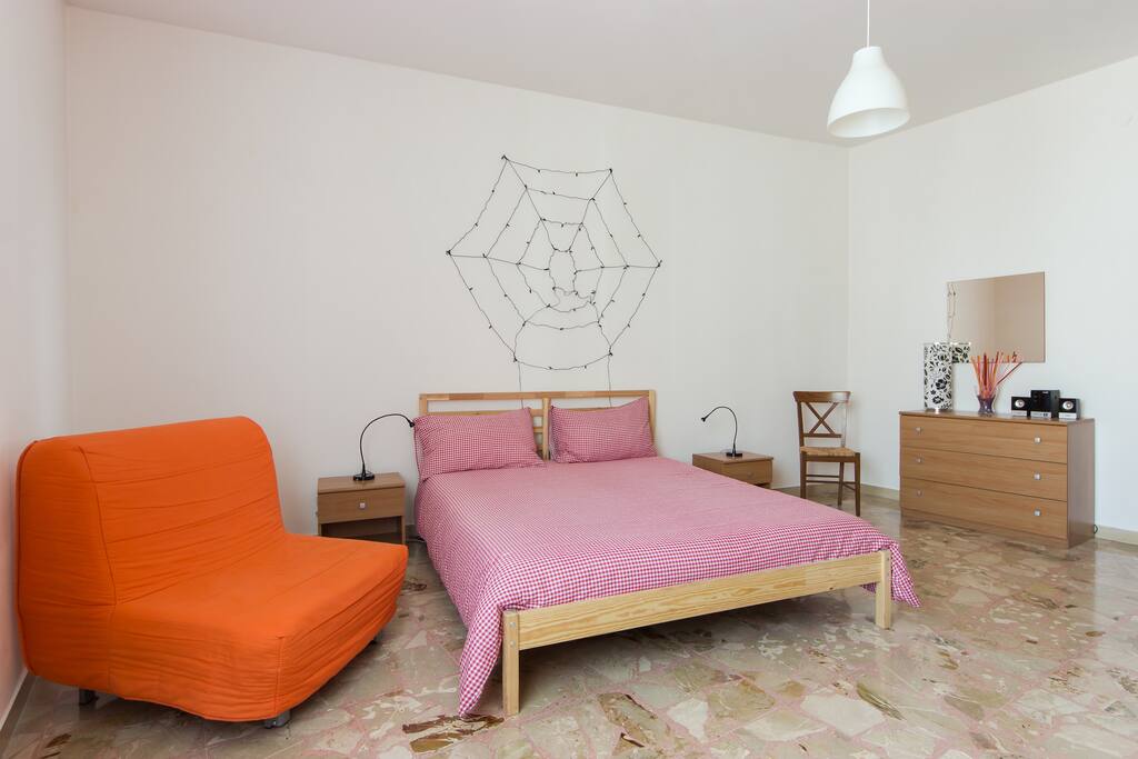 Panoramica della camera da letto matrimoniale