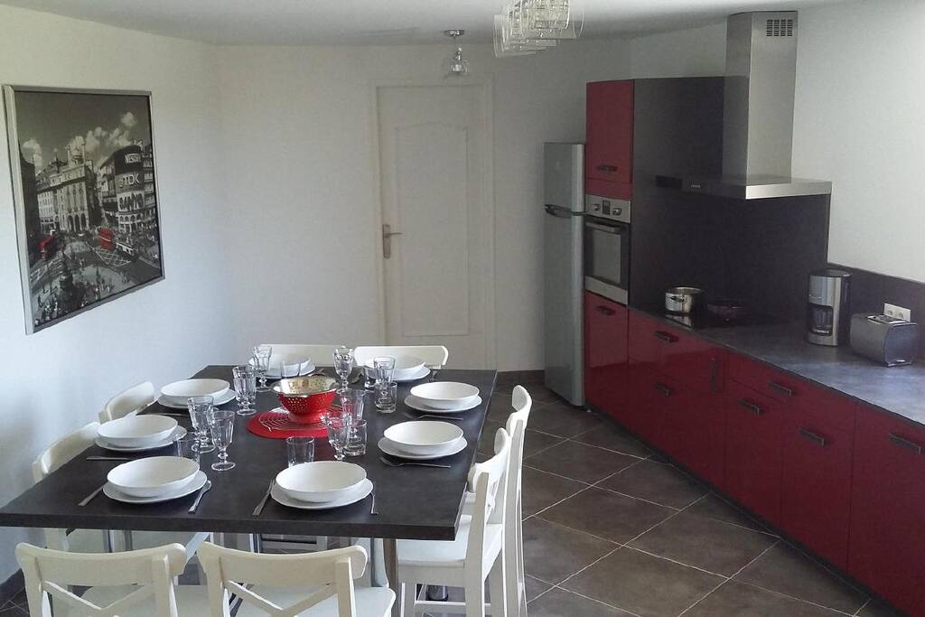 Grande cuisine équipée de 25m2.
