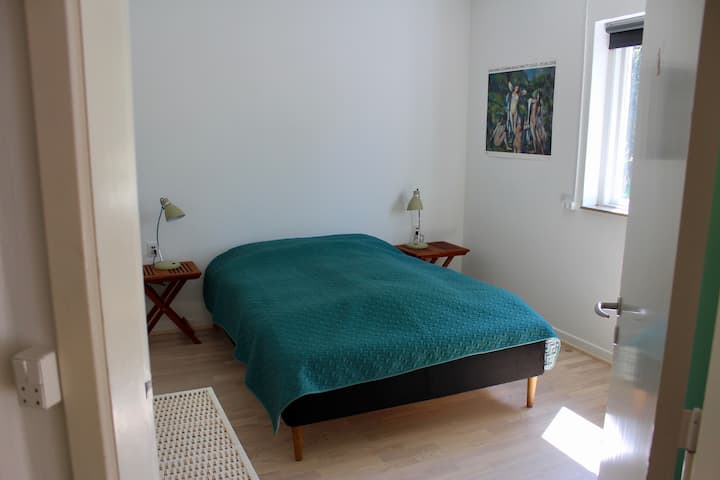 Спалня с двойно легло и гардероб.