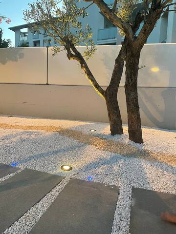 Casa in città con piscina e giardino privati gallery image 4