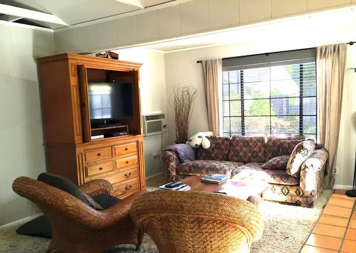 Large 1-bedroom Guest House In Great Location - Los Angeles, CA