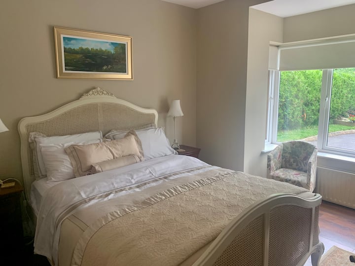 Cama tamaño king con baño privado