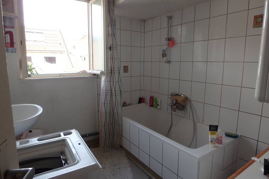 La salle de bain (toilettes séparées)