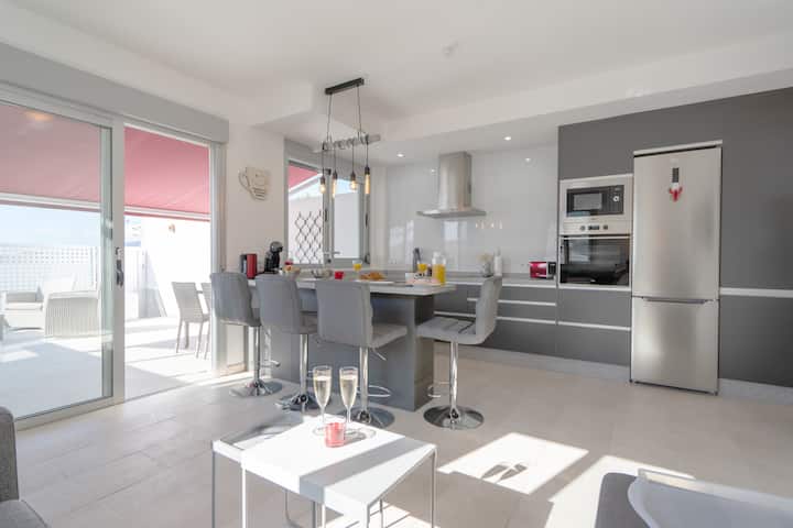 The kitchen has a big bar with stools so you can enjoy breakfast or just enjoy the views.