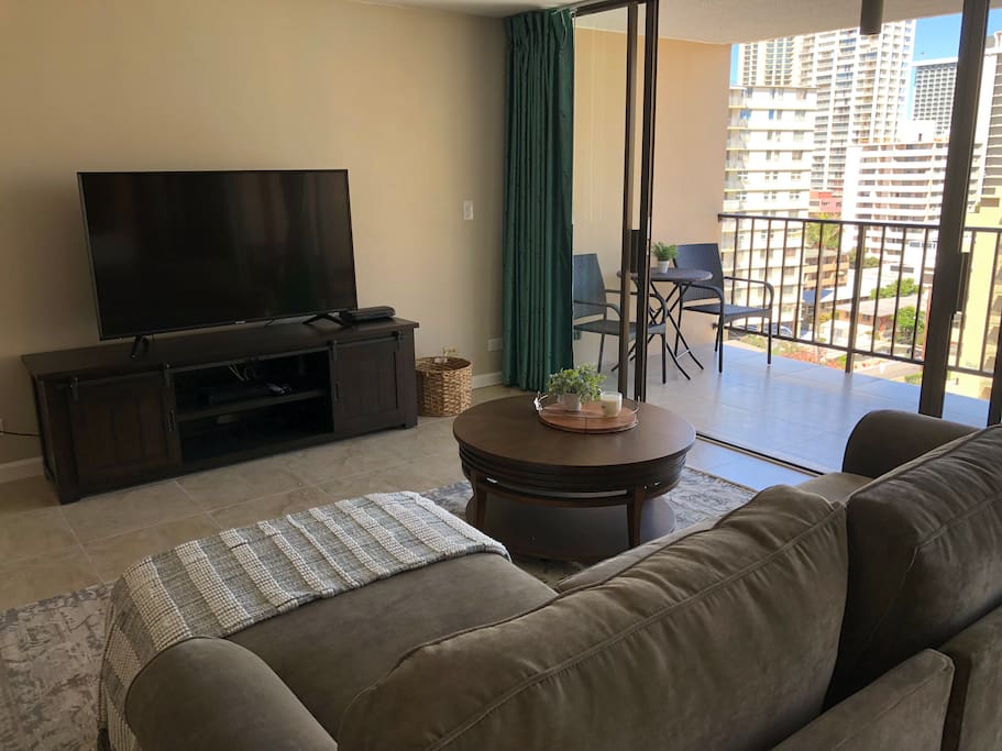 Living room w/smart TV