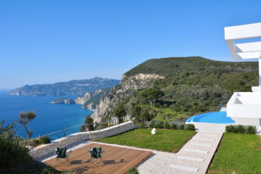 Spacious garden next to the pool