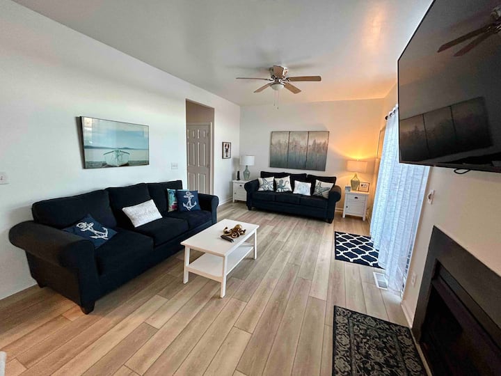 Spacious 4 Bedroom Coastal Retreat W/ Waterview - Lewes, DE