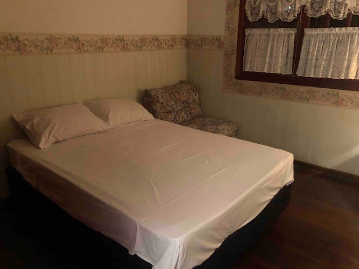 חדר עם מיטה זוגית וחלון