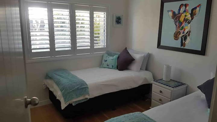 Მეორე საძინებელი 2 x ერთადგილიანი საწოლით