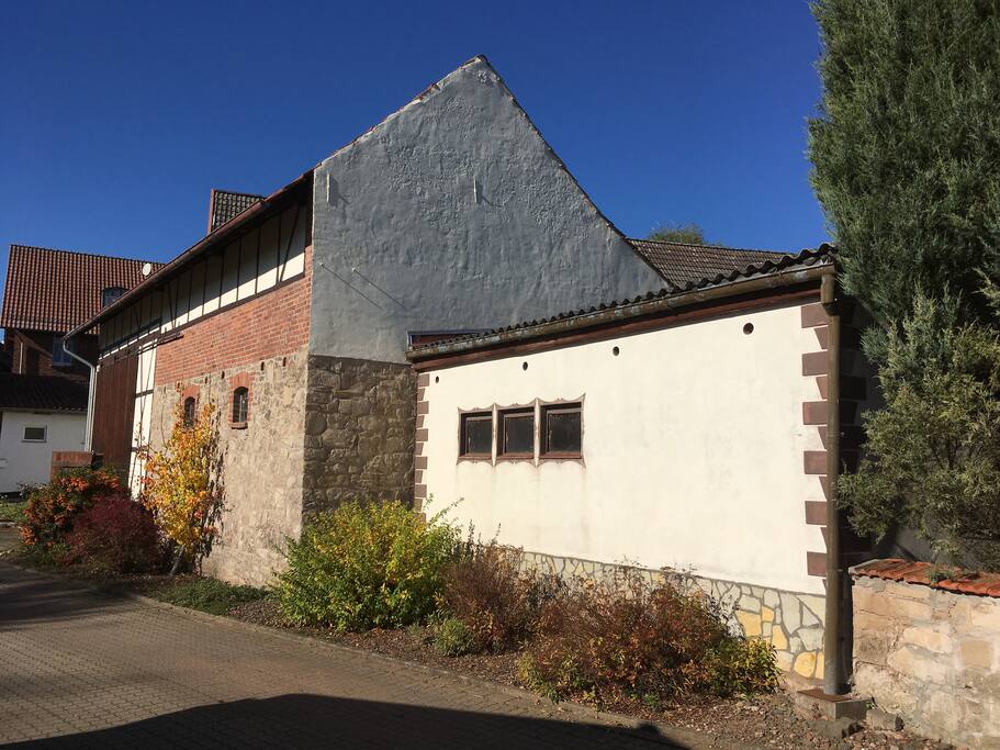 Straßenansicht Richtung Nord-West (zu sehen sind Garage u. Nebengebäude)