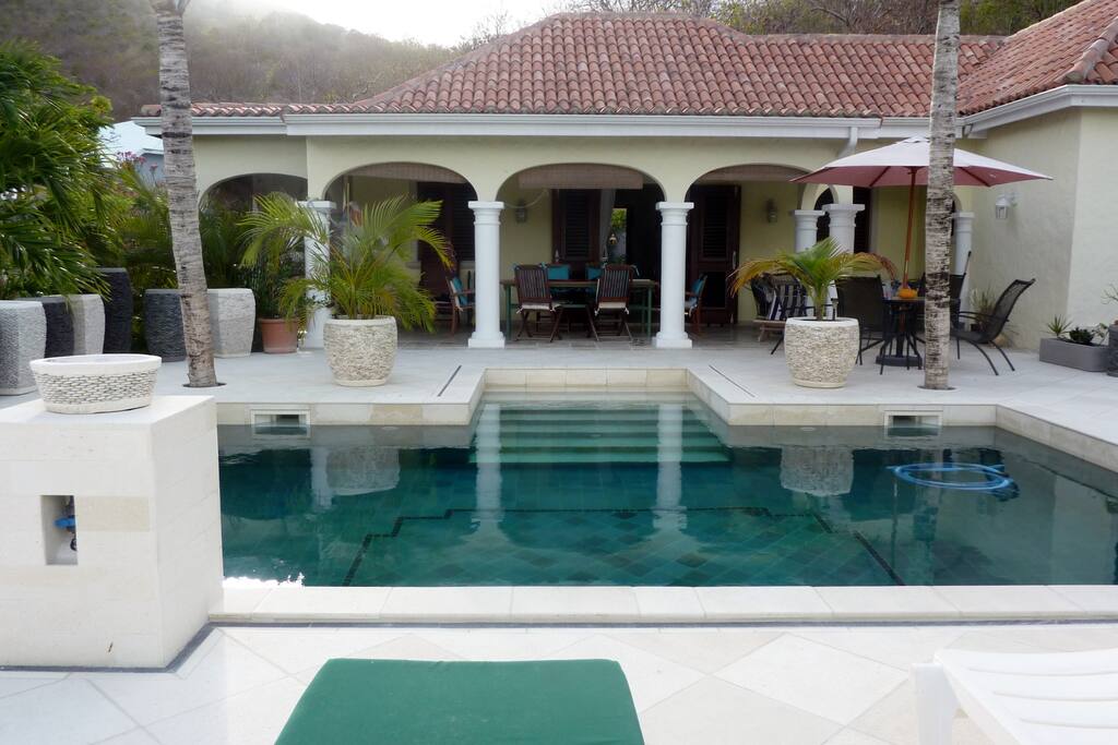 La villa vue de la terrasse autour de la piscine .
