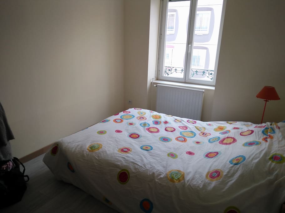 Chambre avec penderie et commode / Bedroom with dressing