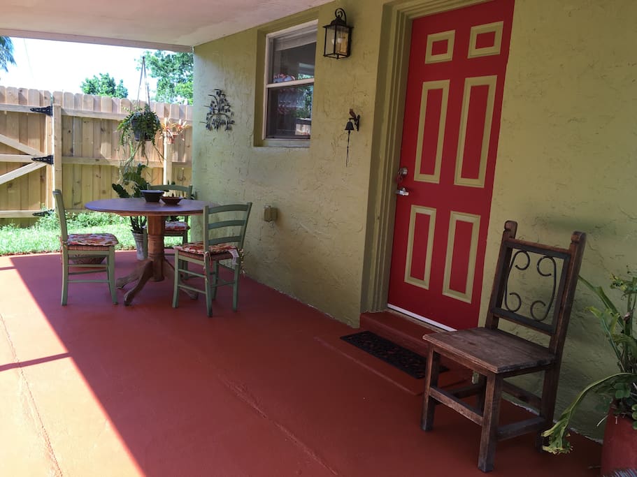 We invite you to enjoy your stay at the lovely Avocado Cottage. This is the perfect tropical location to come "home" to while visiting Miami for fun or work.