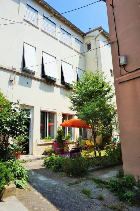 L'appartement est situé en rez de jardin