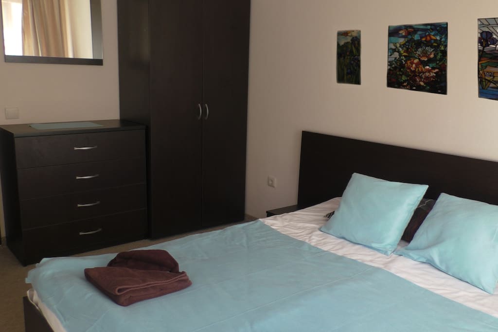 Bedroom with wardrobe and commode