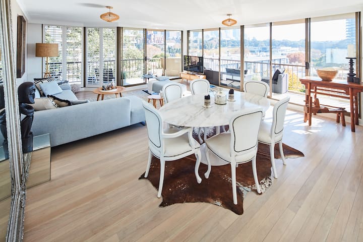 Stunning Unit City Harbour Views + Parking +BBQ