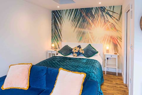 Top performing Airbnb: Palm Lodge - chalet 500m from Fistral. in Newquay