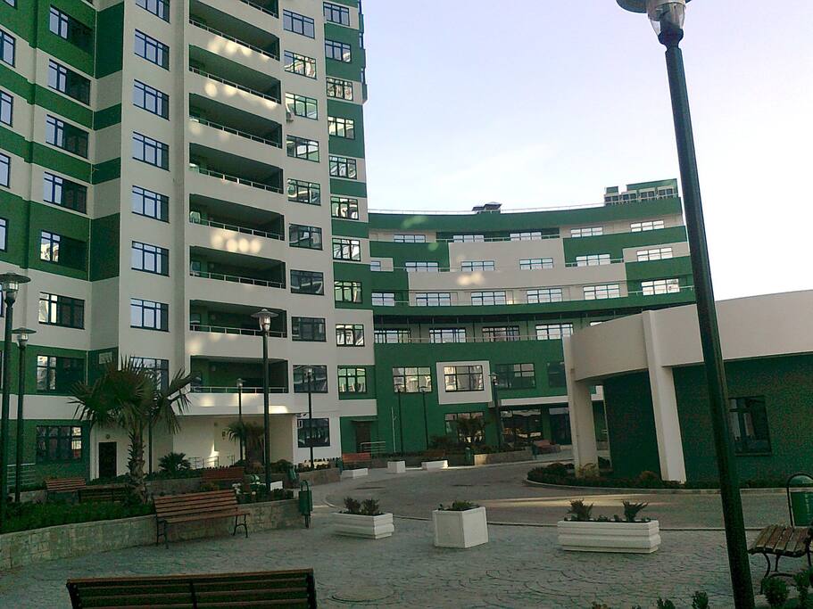 К дому пристроено многоэтажное здание фитнес-центра, в доме 3 подъезда, на этаже 3 скоростных лифта, автоматическая пожарная сигнализация, запасная пожарная пешеходная лестница с отдельным выходом во двор, под домом и двором подземная автостоянка собственников дома, во дворе декоративные зеленые насаждения и цветники . Во дворе дома теннисный корт, тренажеры и детская площадка.