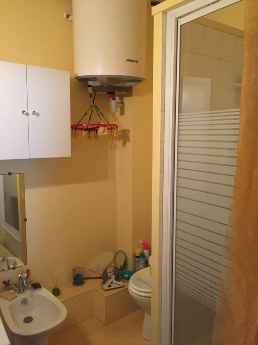 salle de bain avec douche - bidet -