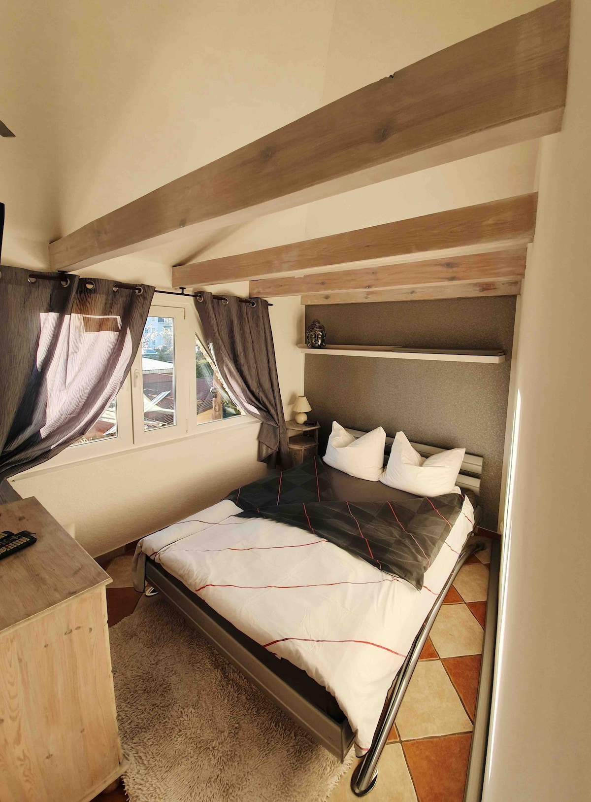 Room 3
family room 2-4 people 