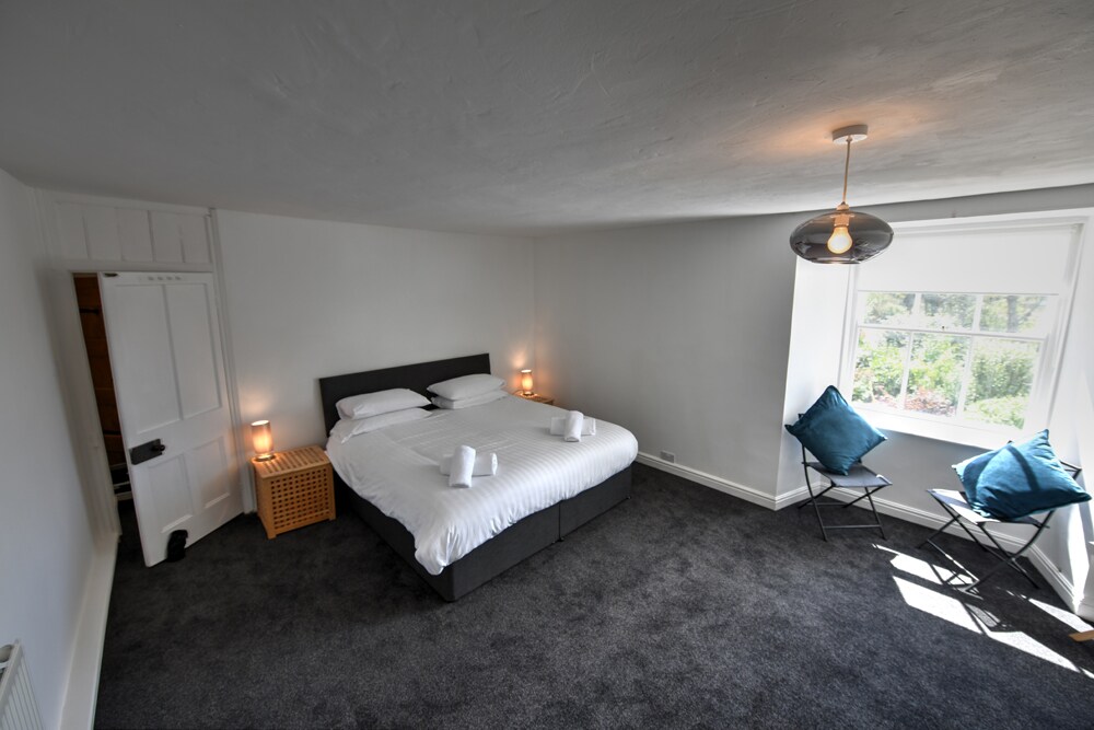 Master bedroom with 6ft bed