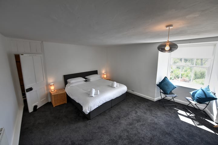 חדר שינה ראשי עם מיטה זוגית