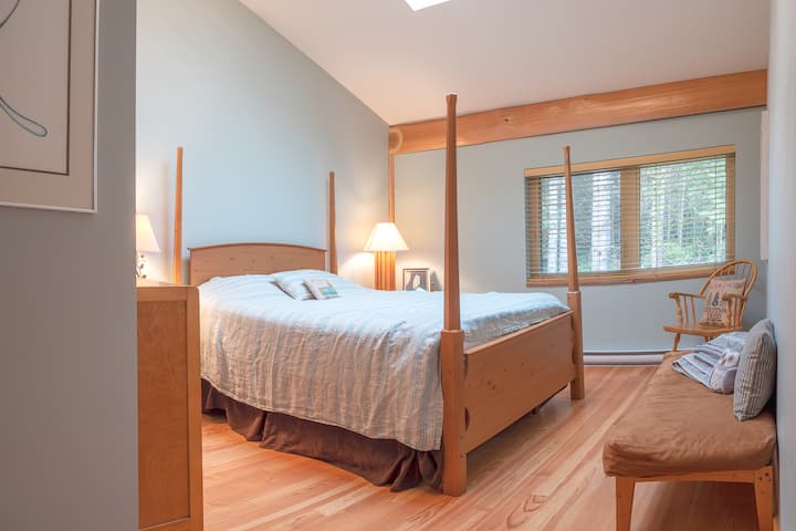 Upstairs bedroom, view of lake