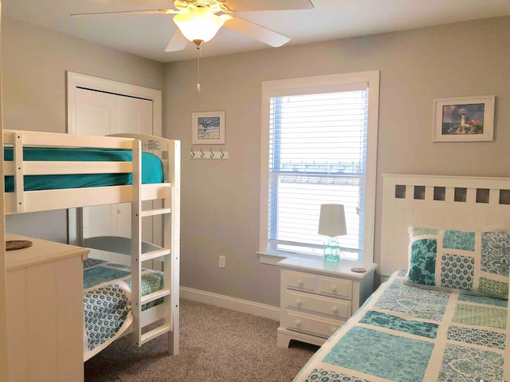 Chumba cha kulala cha ghorofa ya 2 kilicho na kitanda cha ghorofa mbili na kitanda pacha cha mtu mmoja