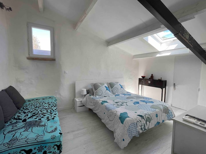 Spavaća soba na katu 
1 bračni krevet (140x190)
1 krevet za jednu osobu (80x190)
1 2. krevet za jednu osobu (80x190)