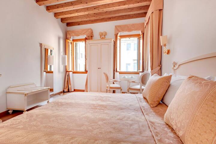 Nikki House Venice Apartment Canal gallery image 4