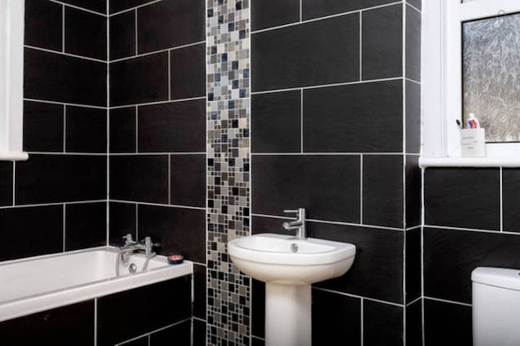 Main 1st Floor Bathroom