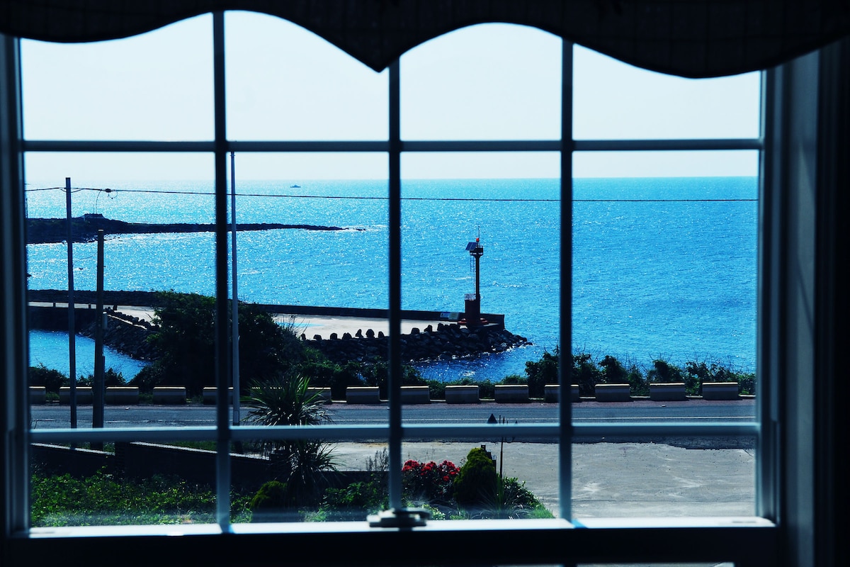 Ocean view through Suite 203 (203í¸ìì ë°ë¼ë³¸ ë°ë¤íê²½)