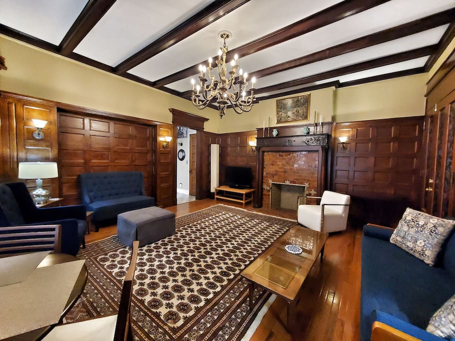 Airbnb Historic, Spacious Mansion Suite