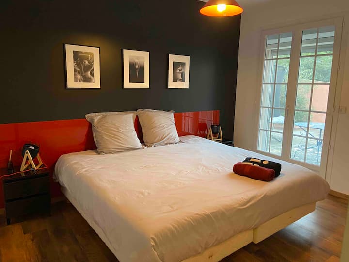 Კონდიციონერი-Moustiquaire
საწოლი 2x2m
Პირადი ტერასის
გასახდელი, საკიდები
Ხალათების
პირსახოცები და აუზი
შამპუნი/ საპონი