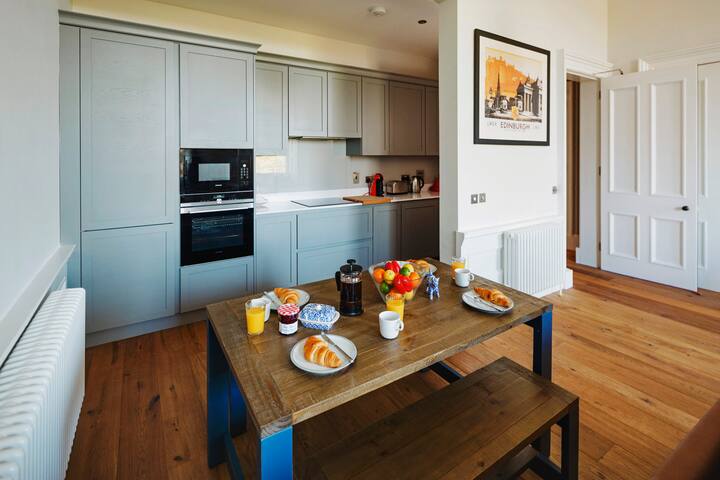 Ground Floor New Town Flat – Views to Dean Bridge gallery image 2