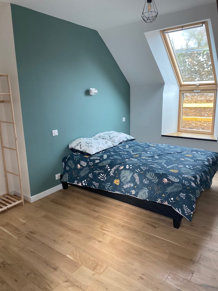 Двоен кревет во спална соба со бања и гардероба 