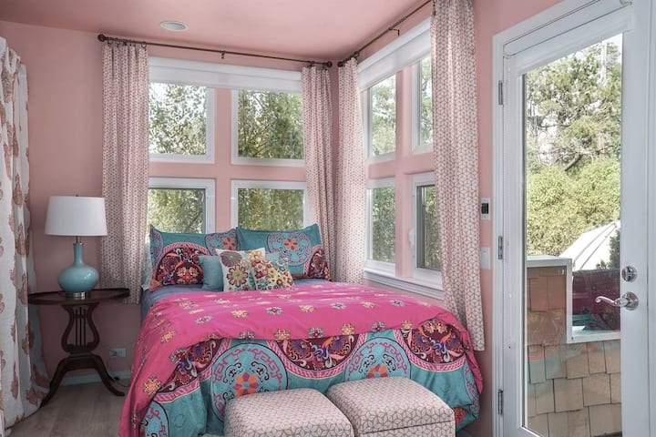 غرفة نوم مع ميكروويف. مدخل خاص إلى فناءنا الرائع.