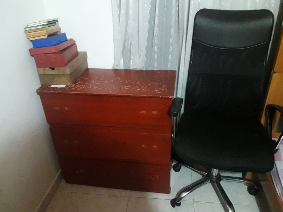 This is one optional space to work but you can use our desk downstairs or the living room. Este es un espacio para trabajat, sin embargo puedes usar el comedor o nuestro escritorio