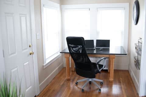 Charming New England Colonial !