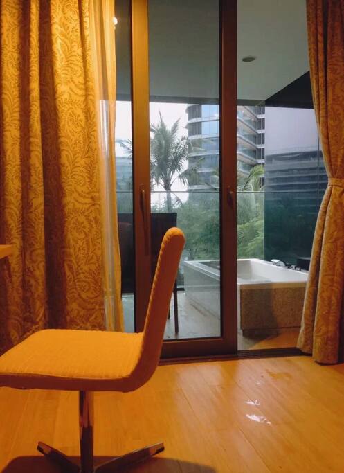 室内桌椅/阳台/按摩浴缸 The working desk/ balcony/ bath