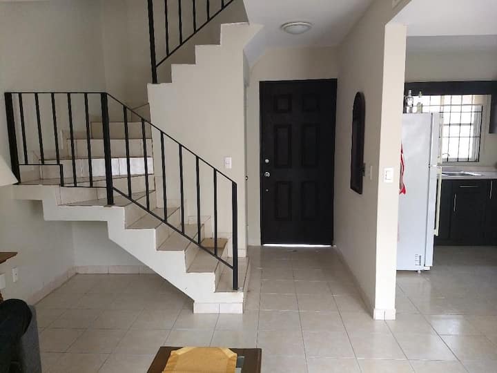 الوصول إلى الدرج إلى الطابق العلوي حيث توجد غرف النوم