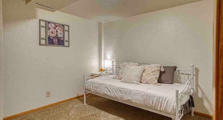 Naša útulná spálňa s 2 oddelenými posteľami, kde útulná posteľná bielizeň opäť čaká na čerstvej posteli, osvetlenej prirodzeným svetlom a pohodlnou dotykovou lampou. Usporiadajte si veci v dostatočnom priestore skrine a doplňte svoj krásny pobyt.