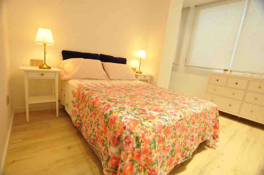 Tweepersoonsbed. Rustige en comfortabele kamer. 