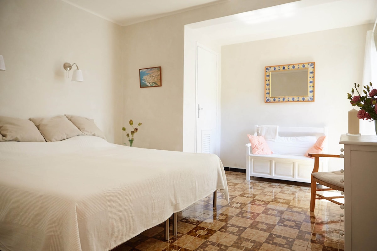 غرفة نوم في الطابق الأرضي