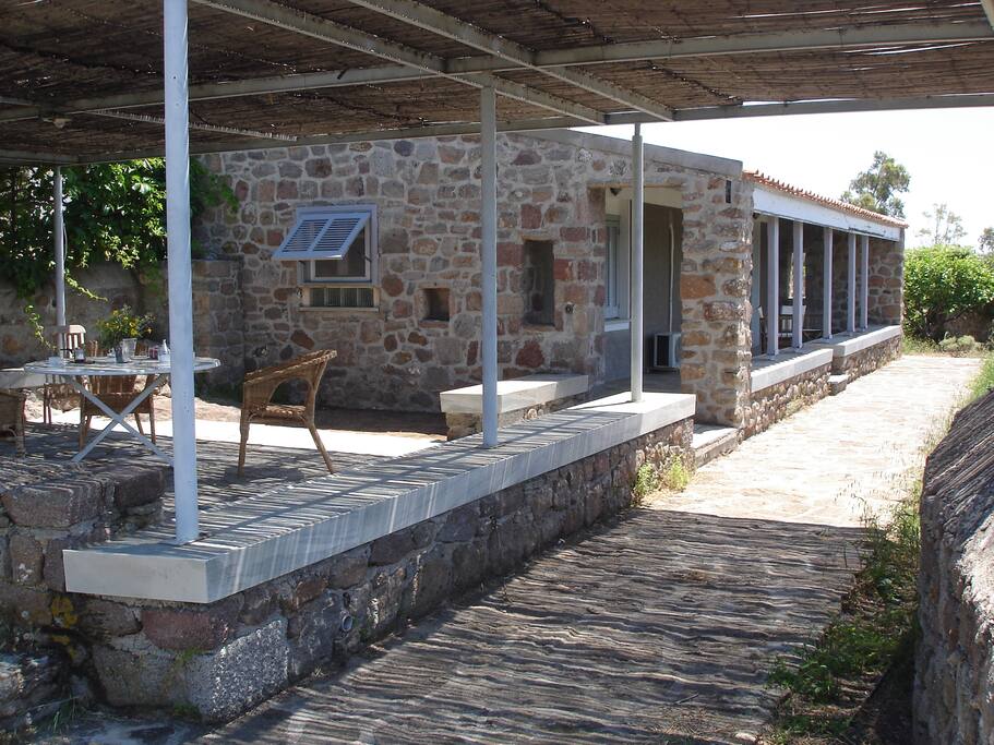 Vue d'ensemble de "To Spitaki" ("La Petite maison") depuis sa terrasse sur la mer.