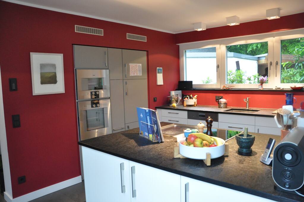 Küche mit Spülmaschine, Kühlschrank, Dampfgarer und Backofen