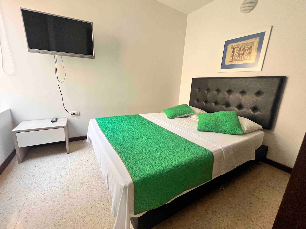 ห้องมีหน้าต่างและตู้เสื้อผ้าขนาดใหญ่ CAMA de 140 ซม. x 190 ซม.
สมาร์ททีวี